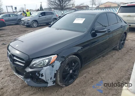 2017 Mercedes-Benz C 300 4Matic z USA, uszkodzony, nr VIN 55SWF4KB8HU193640